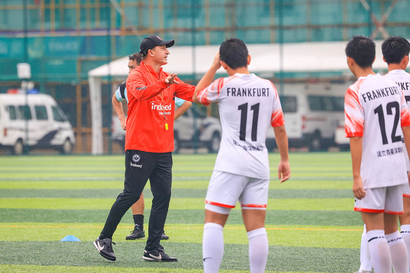 跳海救人的老外,跳海救人的大爷