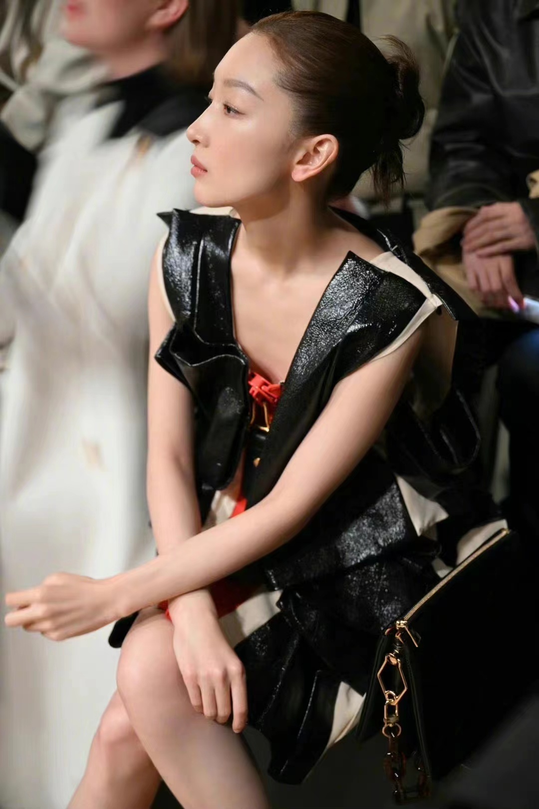 LV太不给面子！刘亦菲看秀位置偏周冬雨都找不到人，却独宠赞达亚