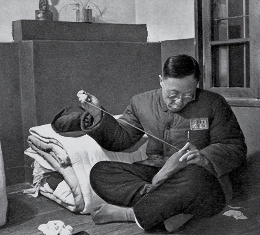 溥仪离开故宫第一个晚上住在哪里,溥仪离开紫禁宫时拿走了几个至宝