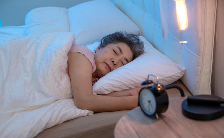 建议子女转告父母：睡前2小时，做到“5喝2不做”，轻松入眠