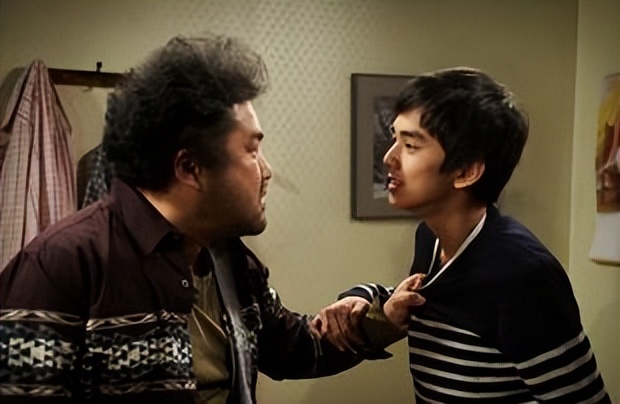 20出头，给4次入狱的父亲“当爸”