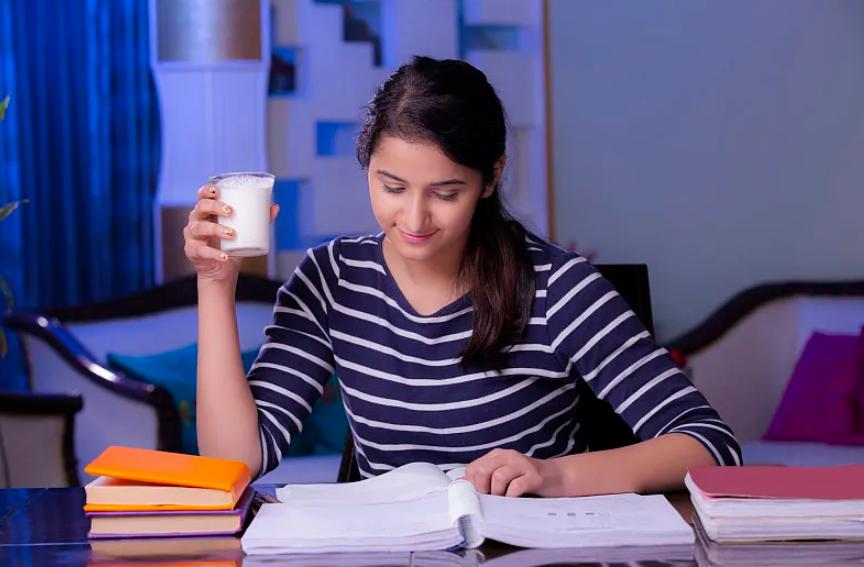 失眠睡前喝牛奶真的助眠吗,睡眠不好晚上喝牛奶能助眠吗