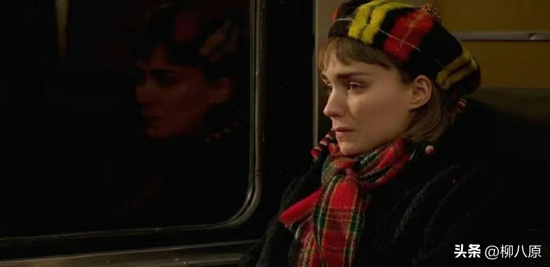 美国影片《卡罗尔》运用了很多的追踪镜头和手持镜头有什么目的？