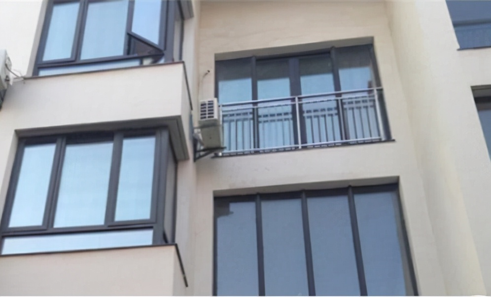 当初听了师傅的话，直接在窗户上贴了窗帘膜，入住才知道被坑了