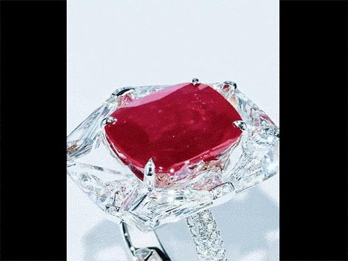 关之琳拍卖珠宝钻石手链,关之琳拍卖珠宝3个亿