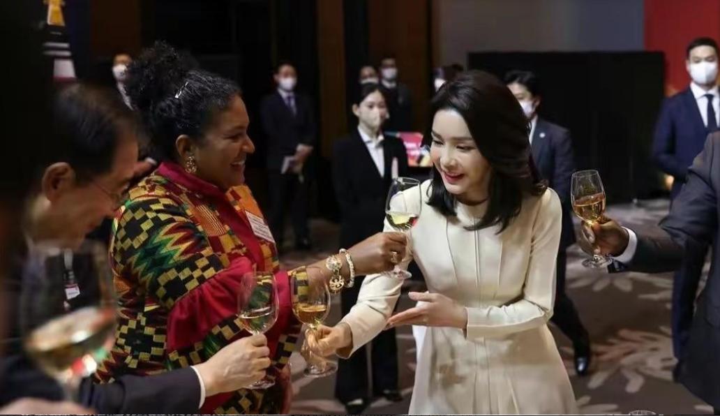 韩国夫人穿西服配半身裙,韩国总统夫人穿红色连衣裙