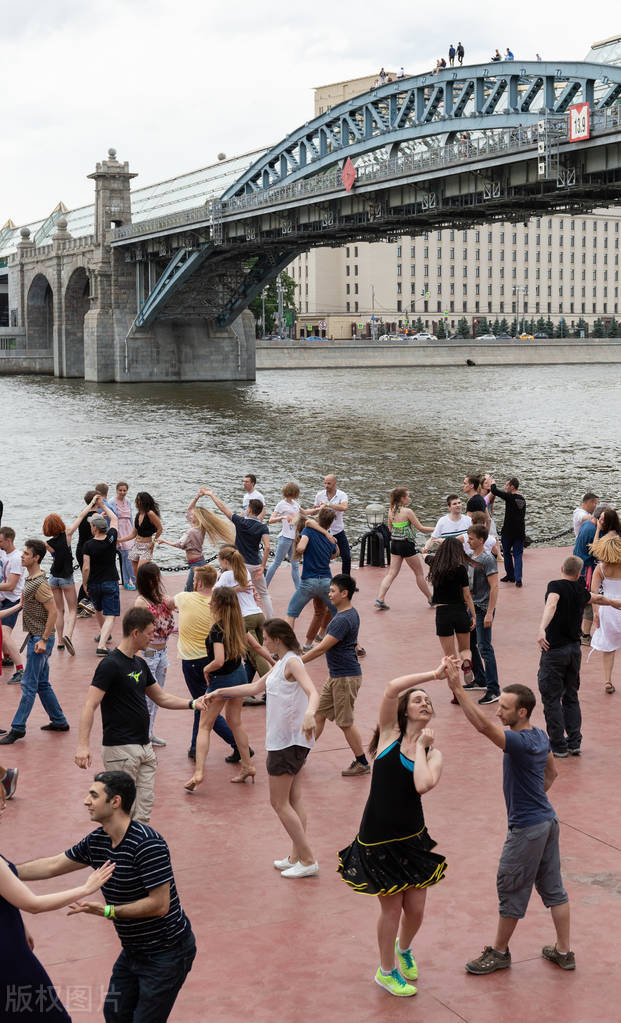 大妈跳广场舞霸占足球场,大爷大妈霸占足球场后续