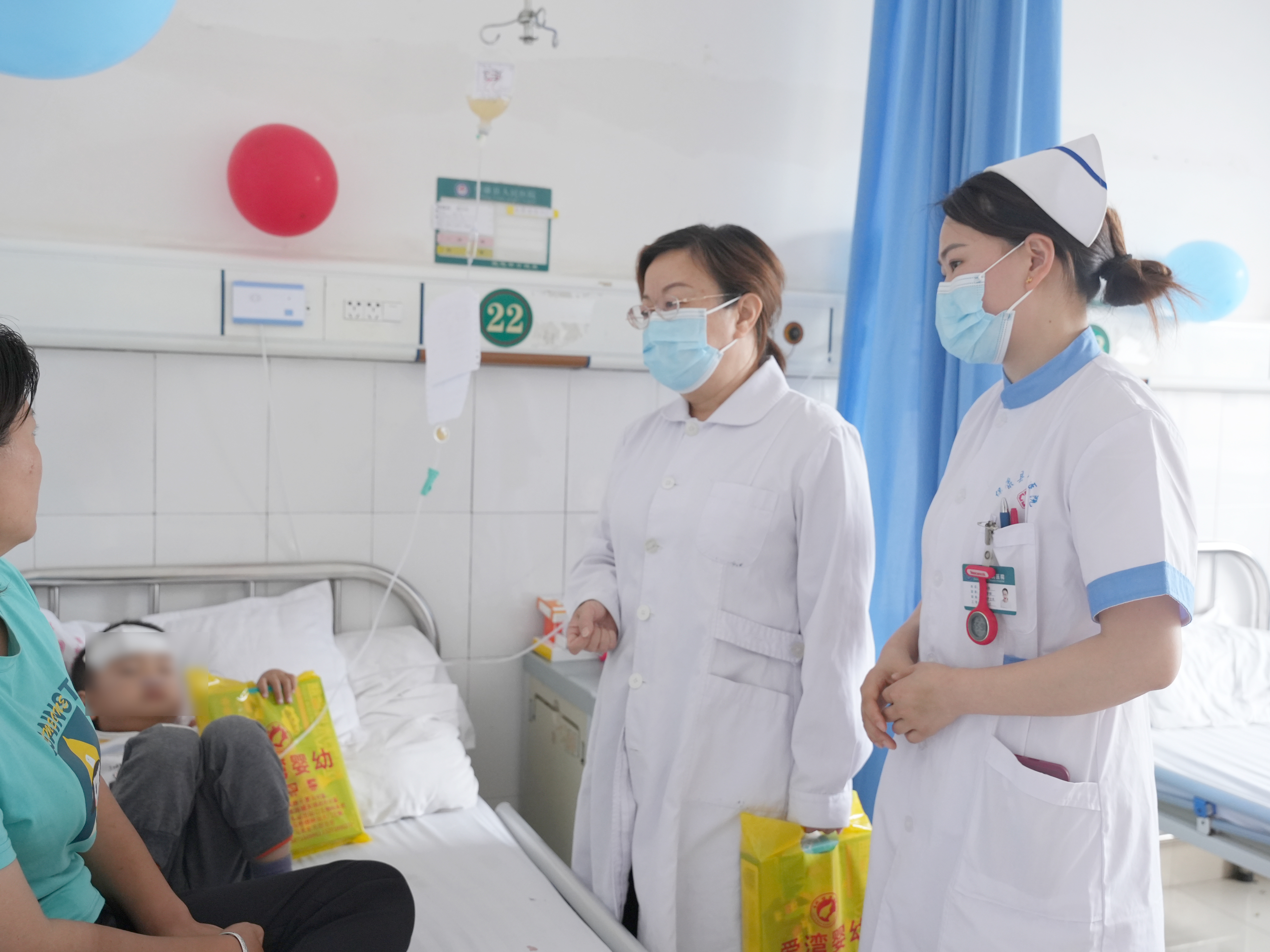 儿科门诊输液室欢庆六一,六一儿童节儿科病房里的快乐童年