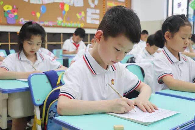 孩子写字手抖怎么纠正,幼儿练习写字手抖