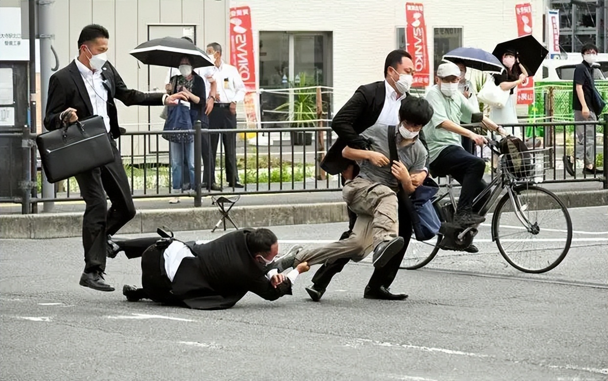 安倍被袭身亡，驻日中国美女记者含泪报道，想过牺牲的护国烈士吗
