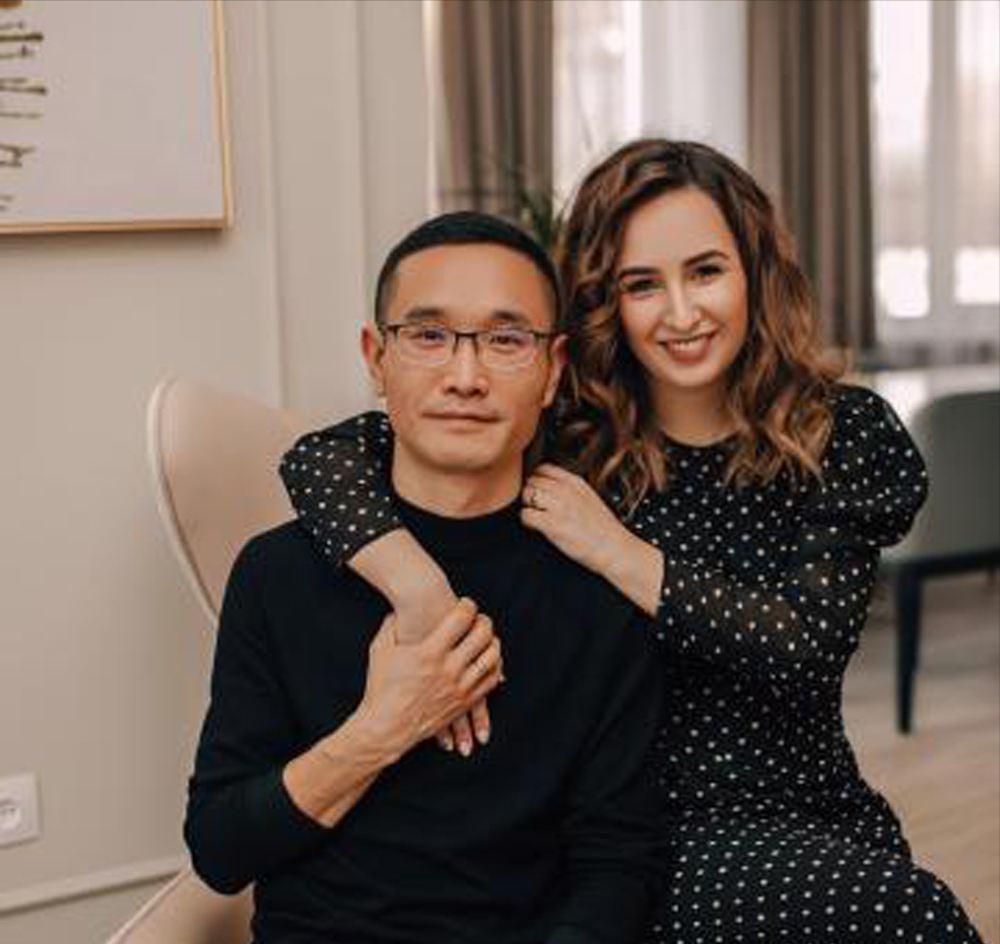 哈萨克斯坦美女爱上中国小伙，在恋爱中抓住跨国商机，他们赚大了