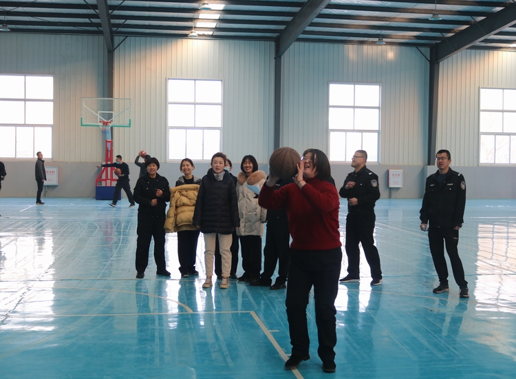 城阳公安举行迎新年暨庆祝第二个“中国人民警察节”趣味比赛活动