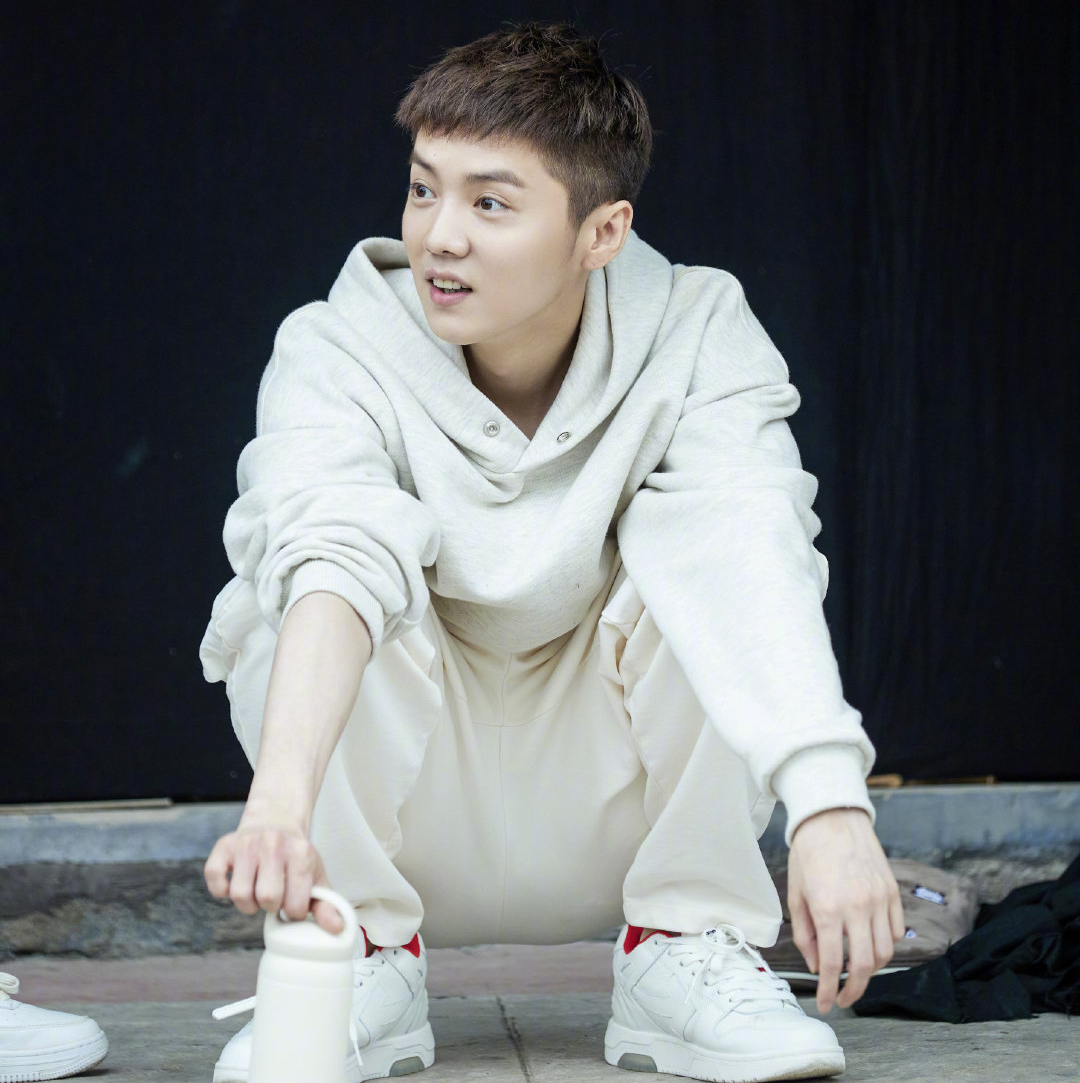 鹿晗回到以前踢足球,鹿晗走四个小时去踢球