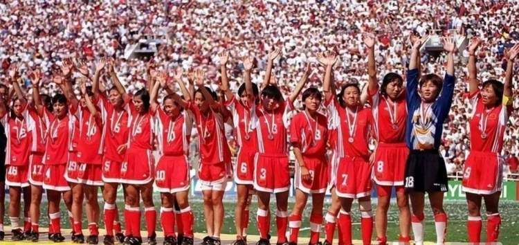 前女足国脚回母校传经送宝，高宏霞：热爱就要一直坚持