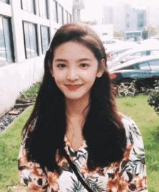 儿童用泫雅风彩色发夹怎么扎好看 (泫雅一字夹发夹佩戴方法)