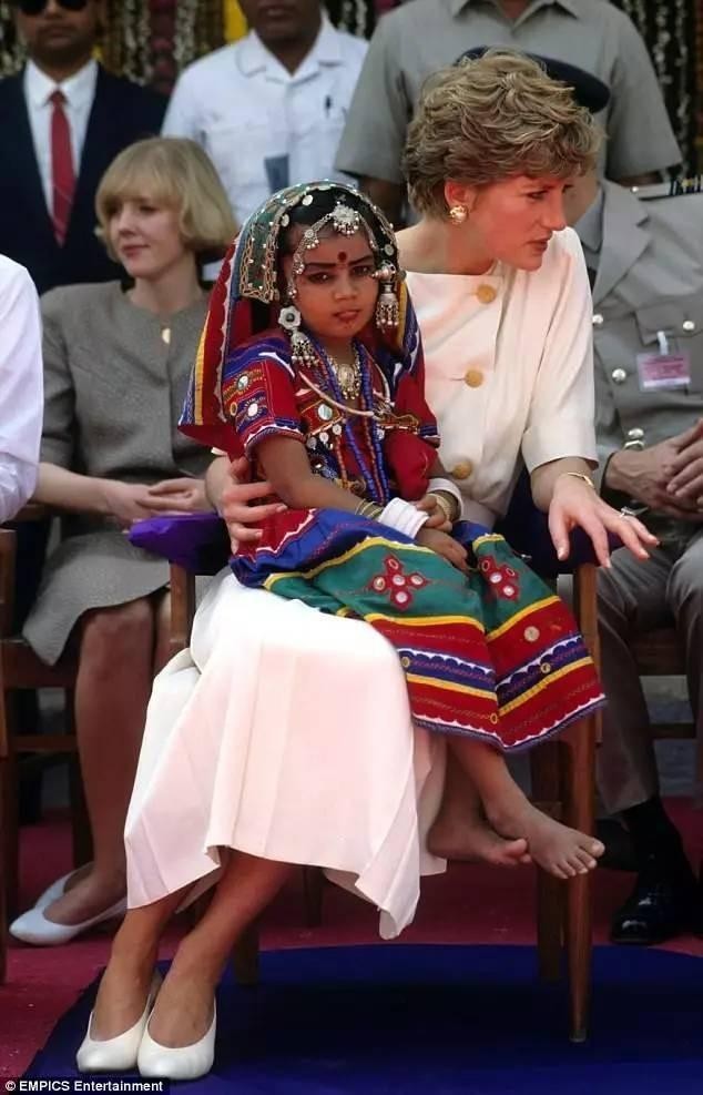 威廉和凯特在泰姬陵落泪视频,威廉怀念凯特年轻时