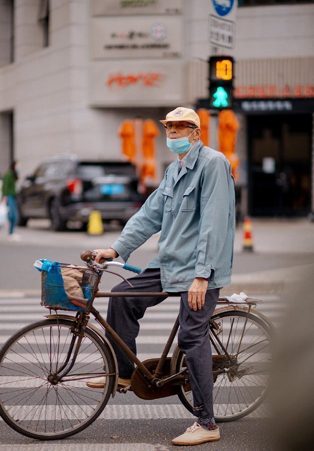 被爷爷年轻时候的颜值惊艳到,被爷爷年轻时的颜值惊艳到了