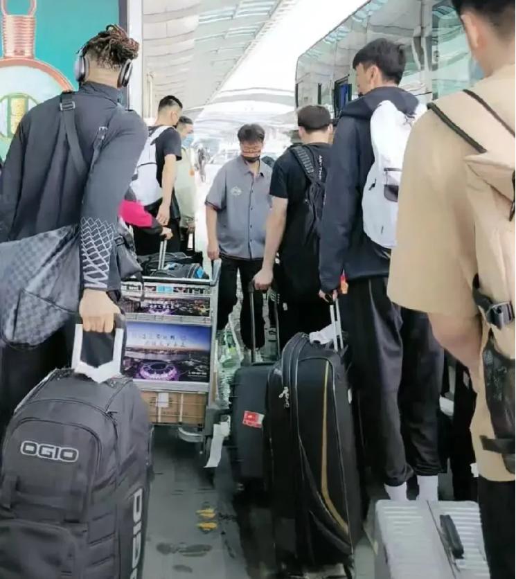 盘外招？辽篮抵达杭州，浙江接待被批，安排的车太小还迟到半个钟