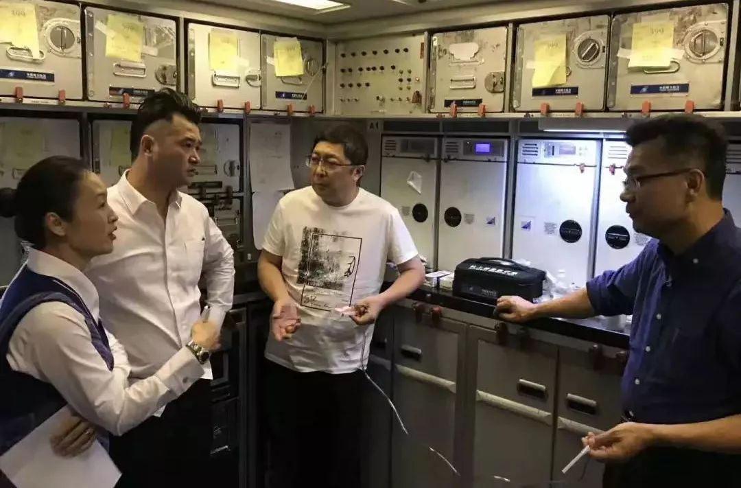 飞机上医护人员为病人吸尿,医生飞机上为老人吸尿