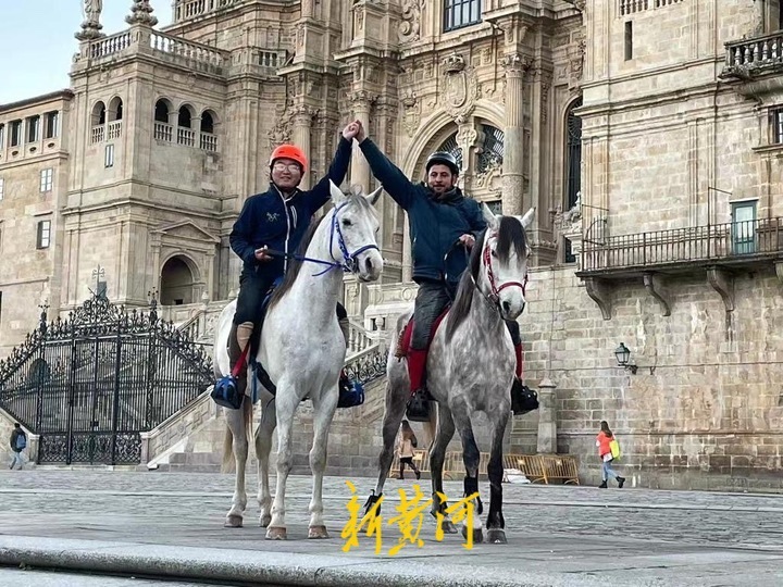 山东小伙骑白马从欧洲走回国,山东小伙骑白马从欧洲回国