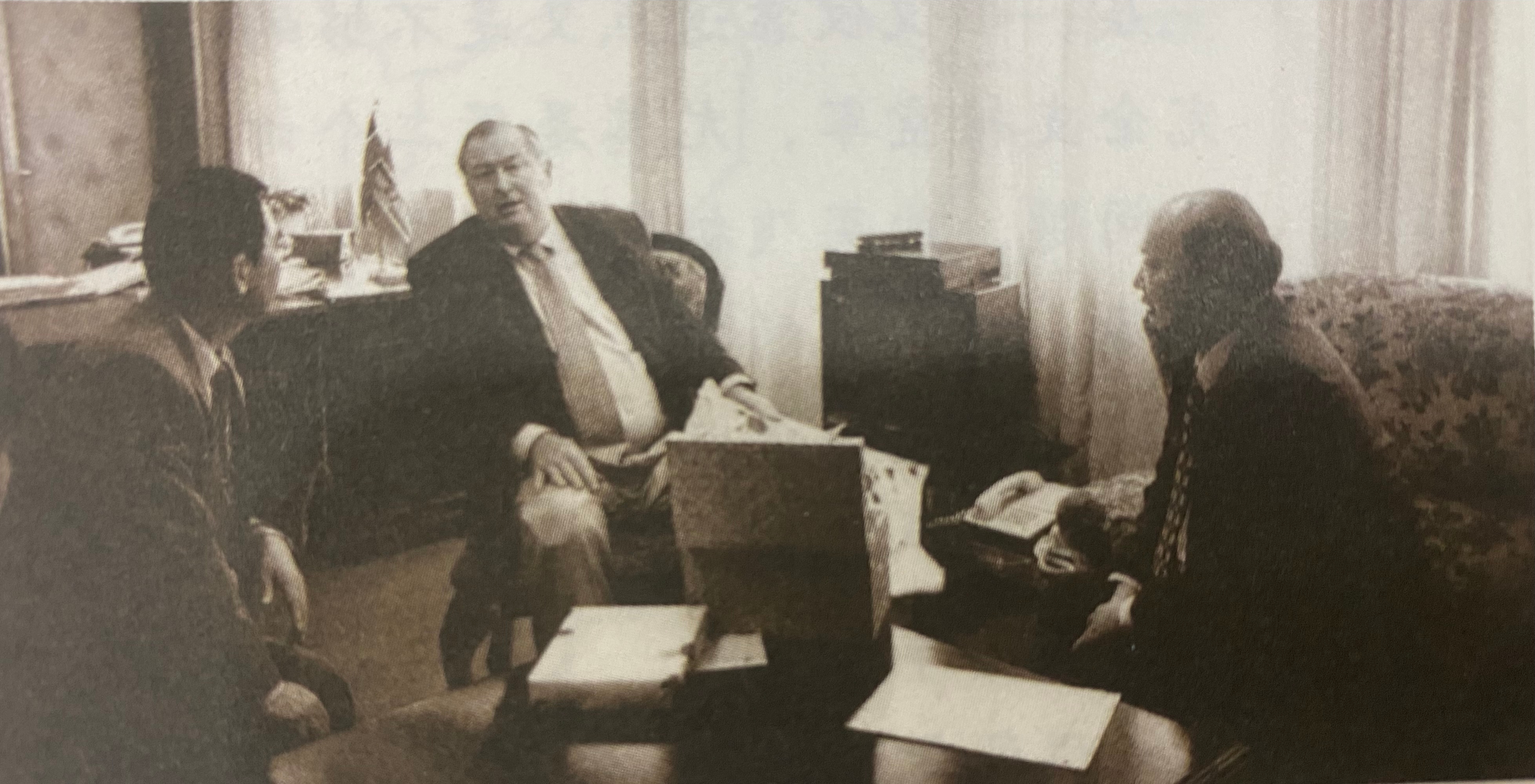 97年肯尼亚购买6架运12，刚交付就刹车失灵，可肯方却说：再买6架