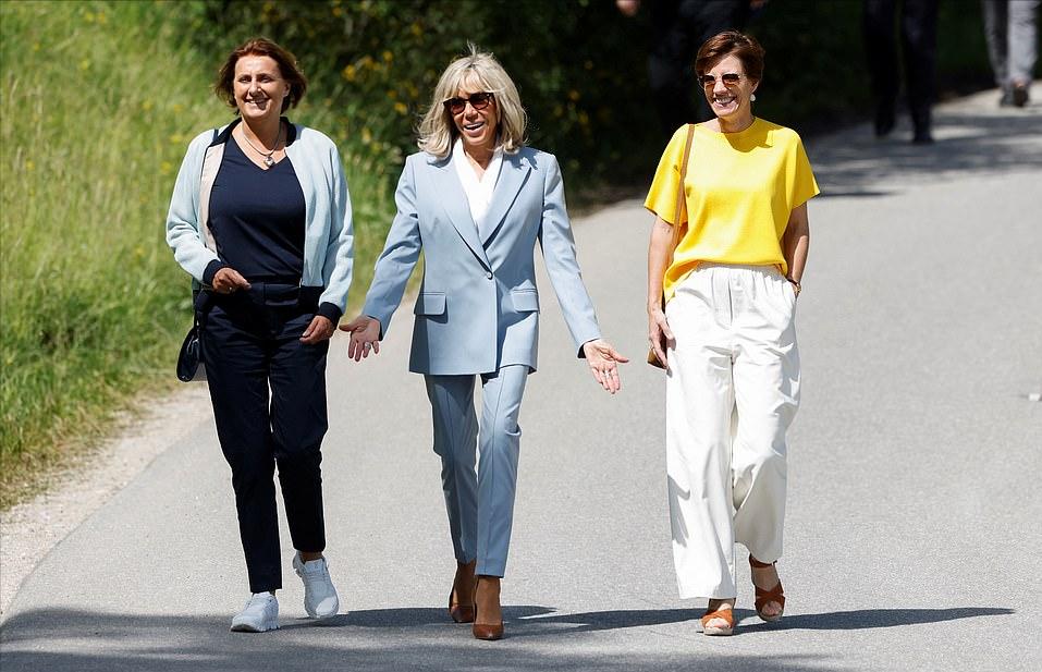 G7峰会冯德莱恩成时尚黑马!穿粉色西装亮相太美,不输第一夫人们