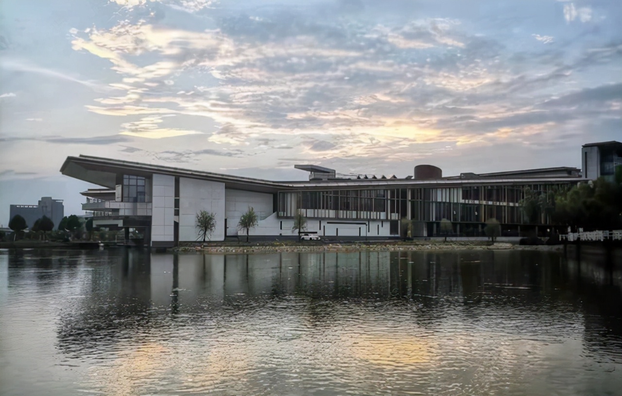 国内最顶尖的十所医学院,全国几所考上就等于就业的医学院