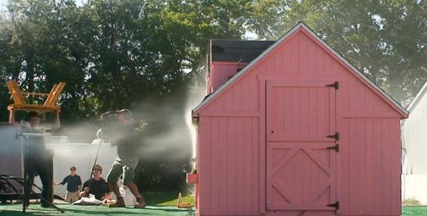 据说台风的时候，要把家里的窗户都打开，这样可以减小风的阻力