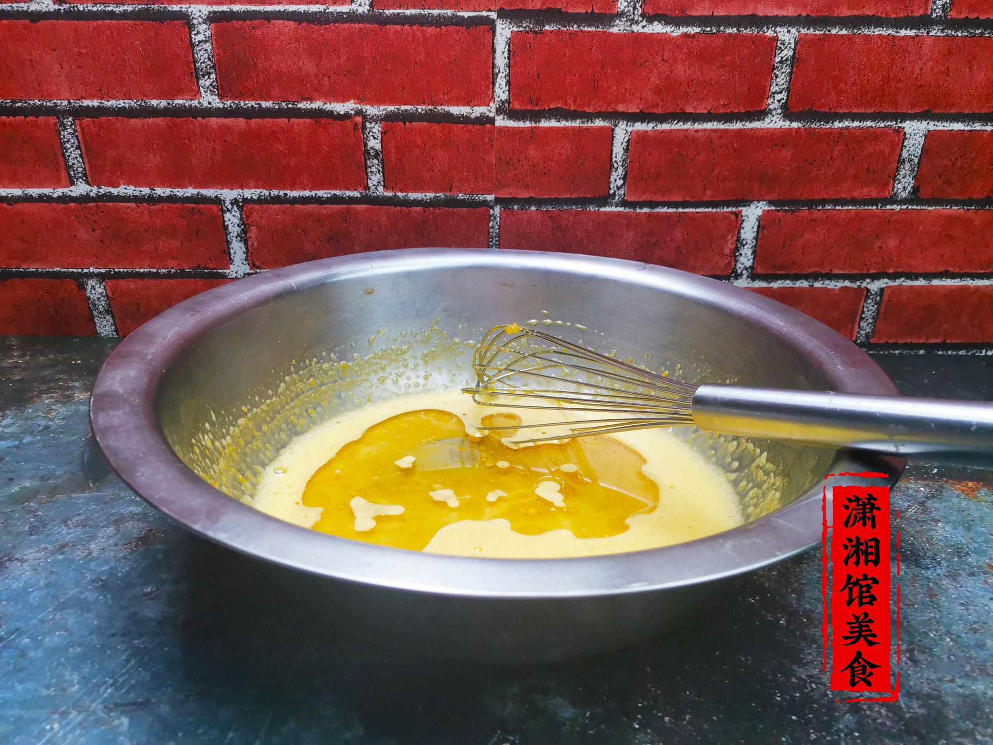 戚风蛋糕调蛋黄糊,先放糖还是先放油?放错顺序,蛋糕粗糙不细腻