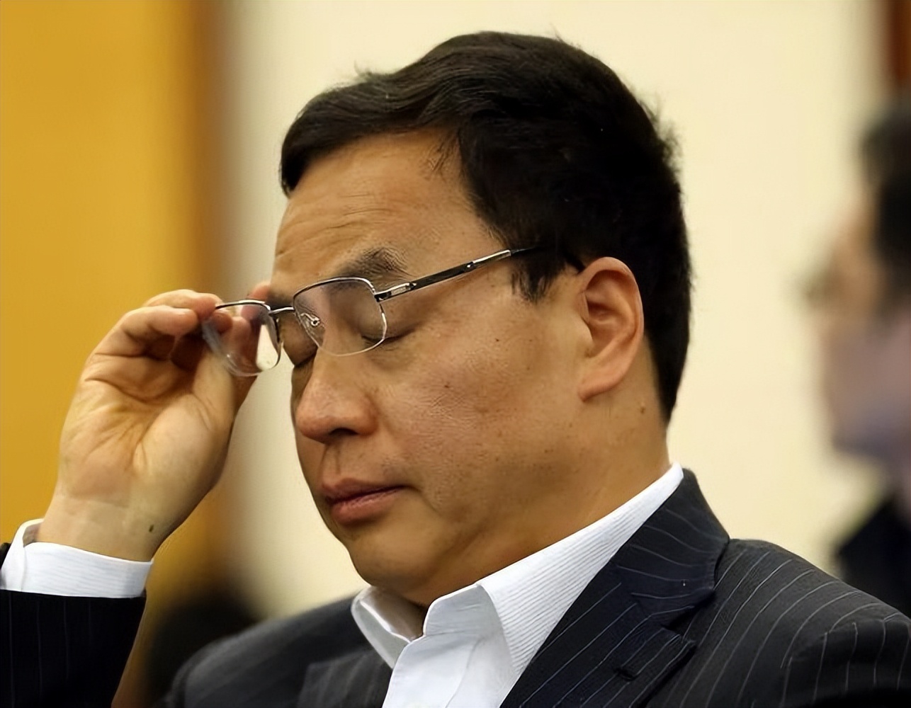 刚当首富三个月，千亿王国就崩了，最惨中国首富真是个大忽悠？
