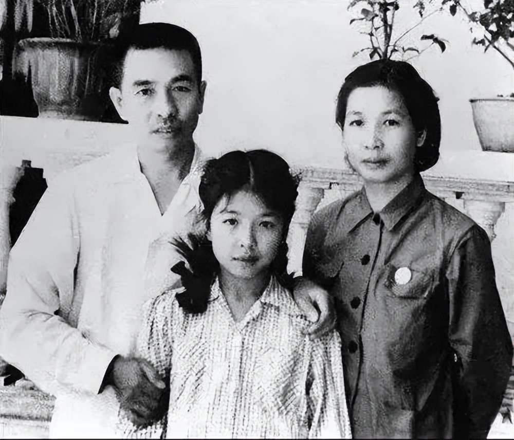 陶铸的女儿陶斯亮说：别把我和*干高**子弟扯在一起，我没那种优越感