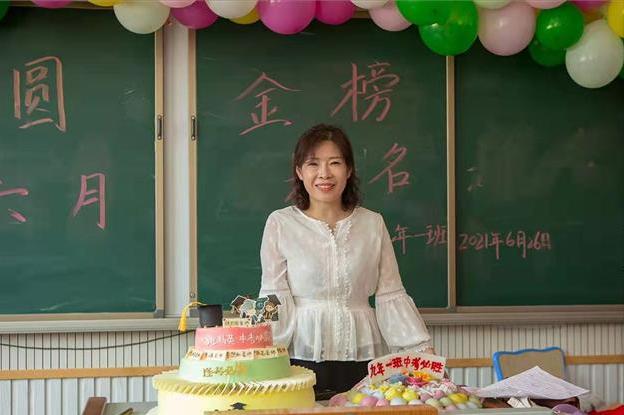 巾帼花开别样红铿锵玫瑰绽芳华,巾帼育桃李杏坛绽芳华