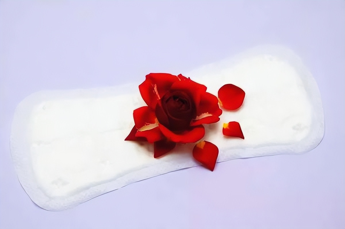 大姨妈第一天来量少黑是什么原因,大姨妈量少发黑持续十几天