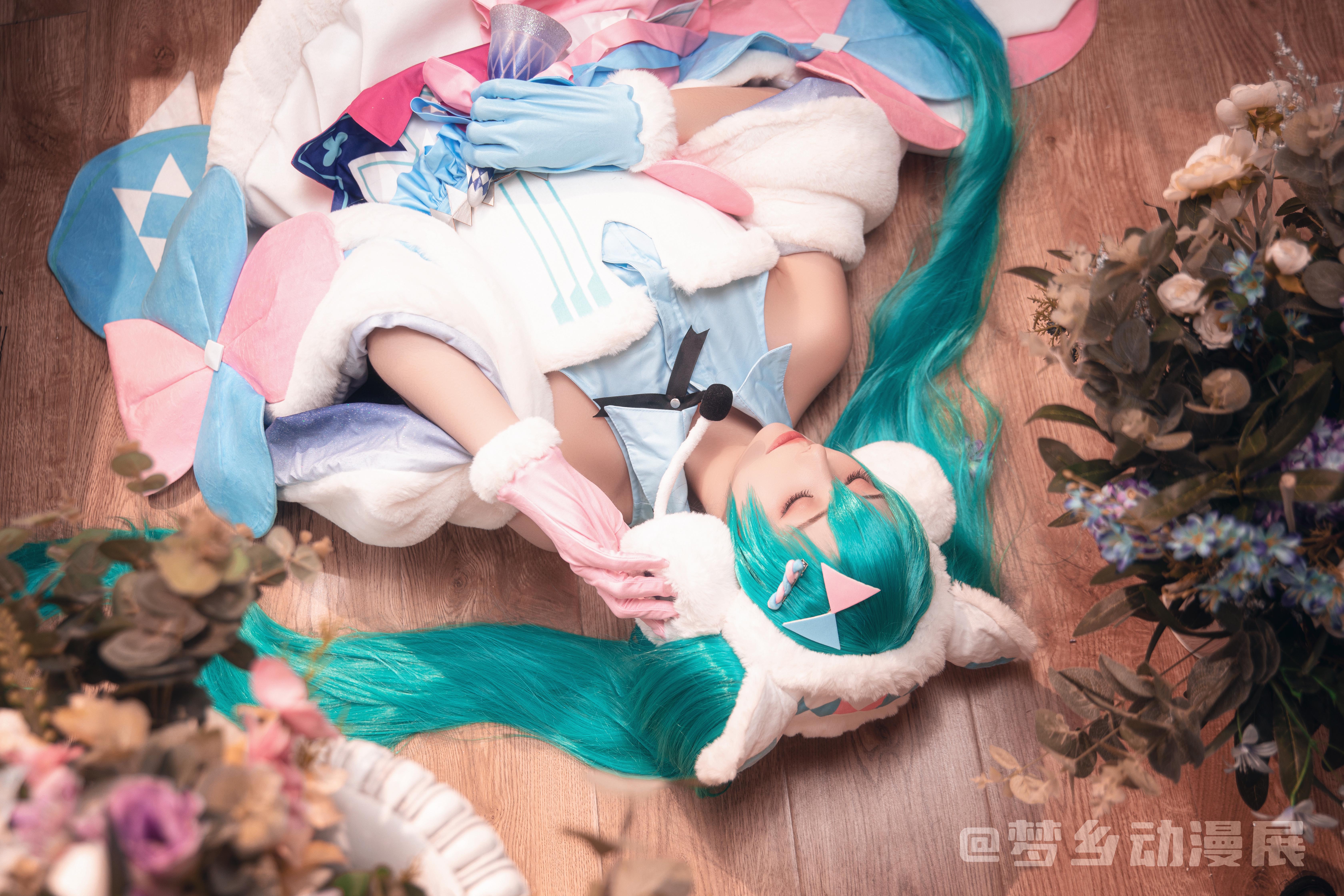 初音未来cos在舞台上唱歌,初音未来cos最有氛围感