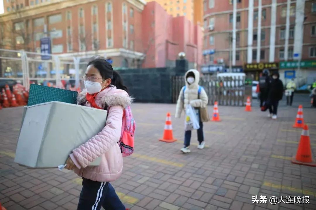 太阳当空照花儿对我笑完整版,太阳当空照花儿对我笑儿童歌曲