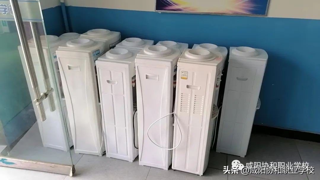 【校园安全】咸阳协和职业学校对全校的饮水机进行专业清洗
