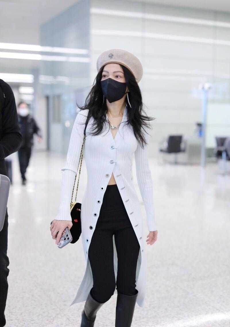 张韶涵瘦成皮包骨了,张韶涵穿绿色印花上衣小秀蛮腰