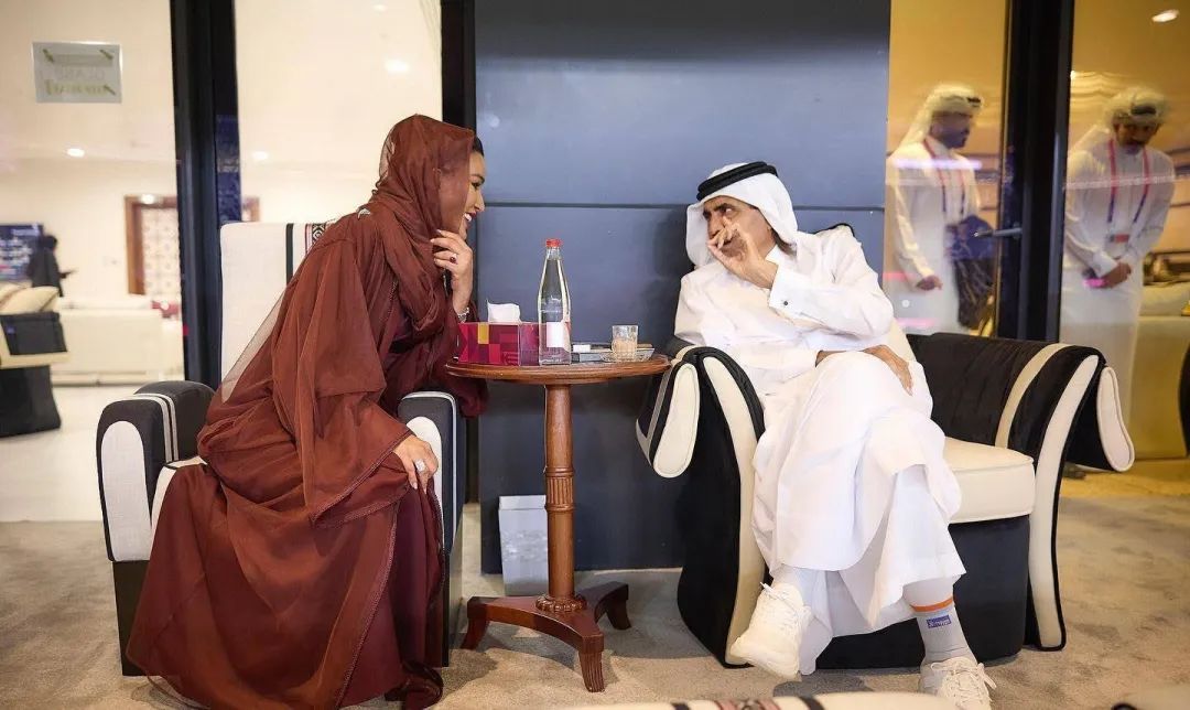 卡塔尔皇太后莫扎一身衣着,卡塔尔太后莫扎走路带风