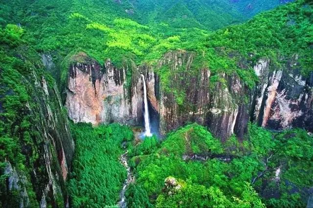 炎炎夏日享受山间的一丝清凉,山间小溪清凉一夏