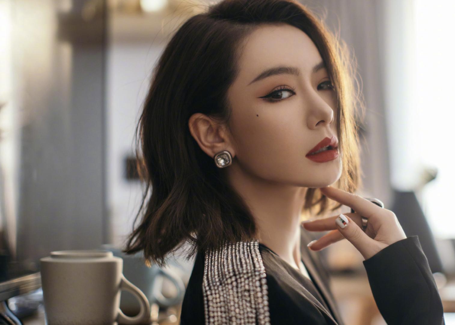 素颜是灾难，化妆是整容，这9位女明星的真实颜值，前后反差巨大