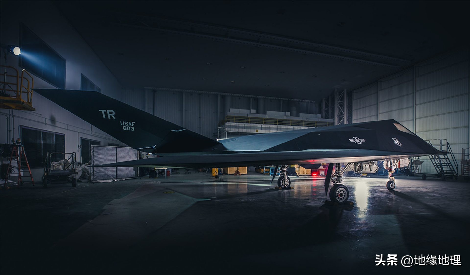 f-117夜鹰坠落,f-117a夜鹰战斗机被击落的残骸