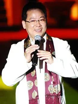 张明敏斜插肩衣服,张明敏白色长衫