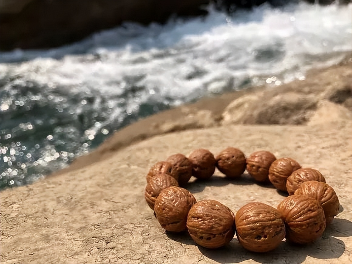 手串盘脏了，他用洗衣粉刷了一下