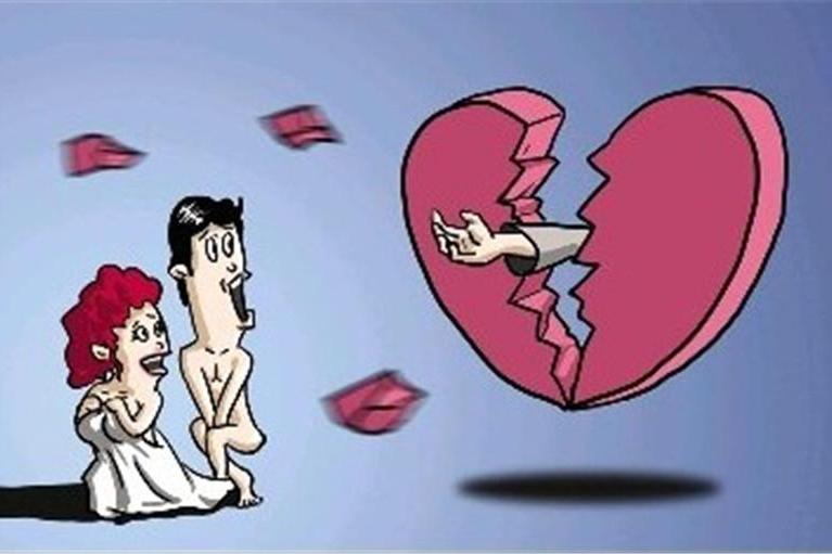 高校处长与少妇车震被抓，光屁股跑路场面滑稽，被丈夫和婆婆曝光