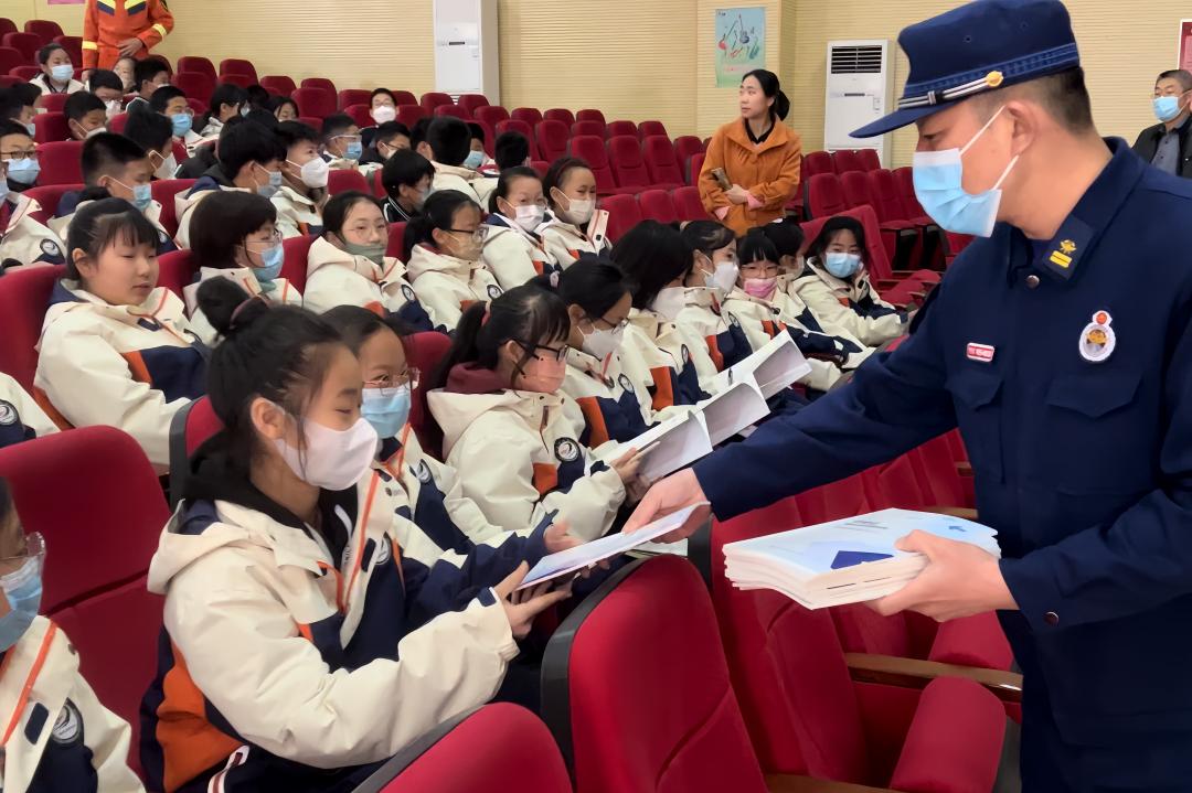 消防安全伴你童行知识小课堂,安全童行消防演练