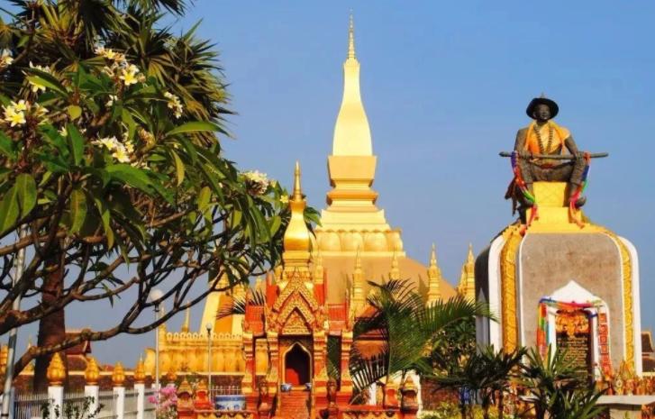 老挝小城梦想成深圳，流行使用人民币，卖中国货，快递直发中国