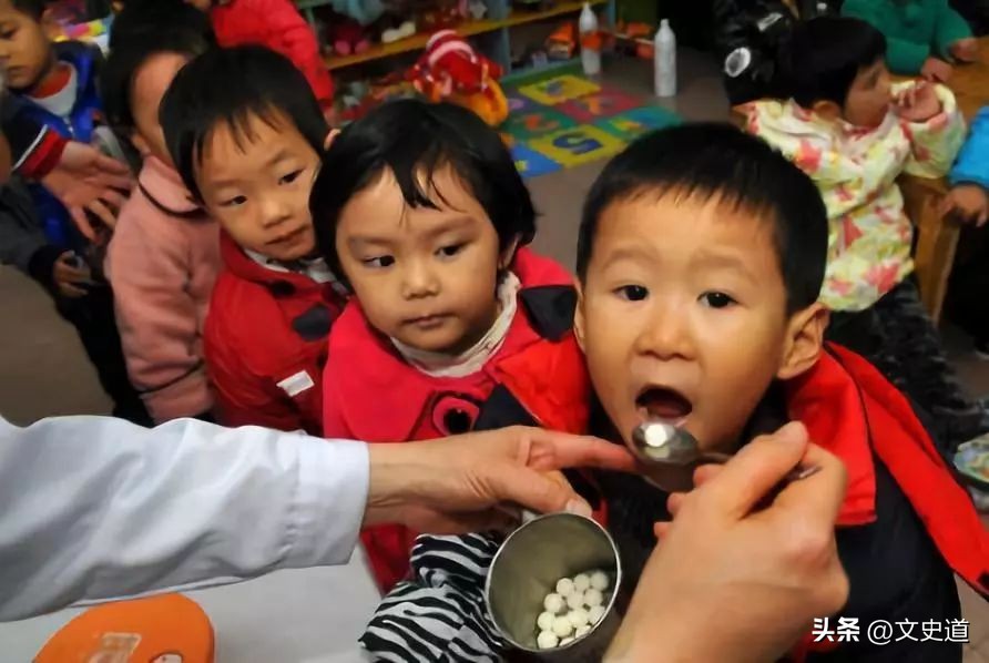 他瞒着妻子用1岁宝宝试“毒”，研制出“糖丸”，拯救了亿万儿童