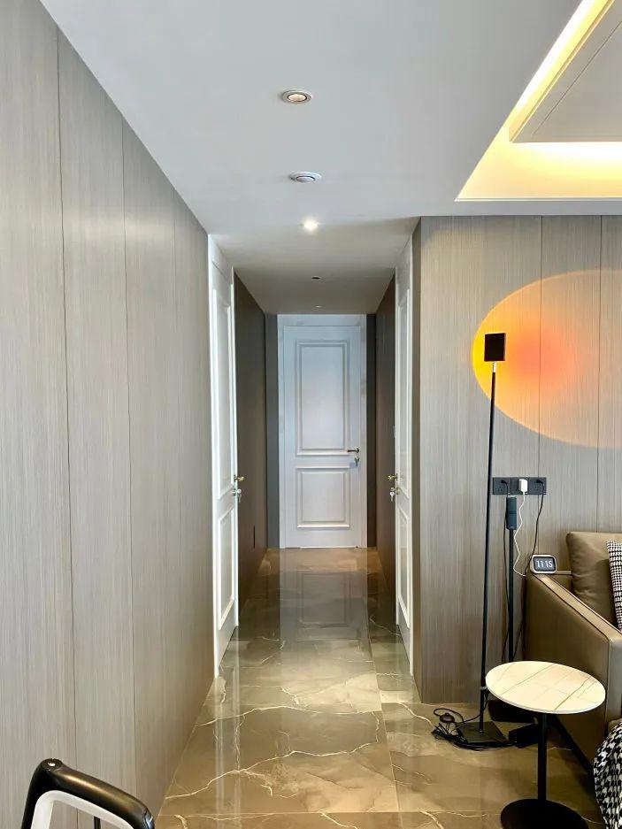 墙布贴木饰面有问题么,翻新墙布对比木饰面