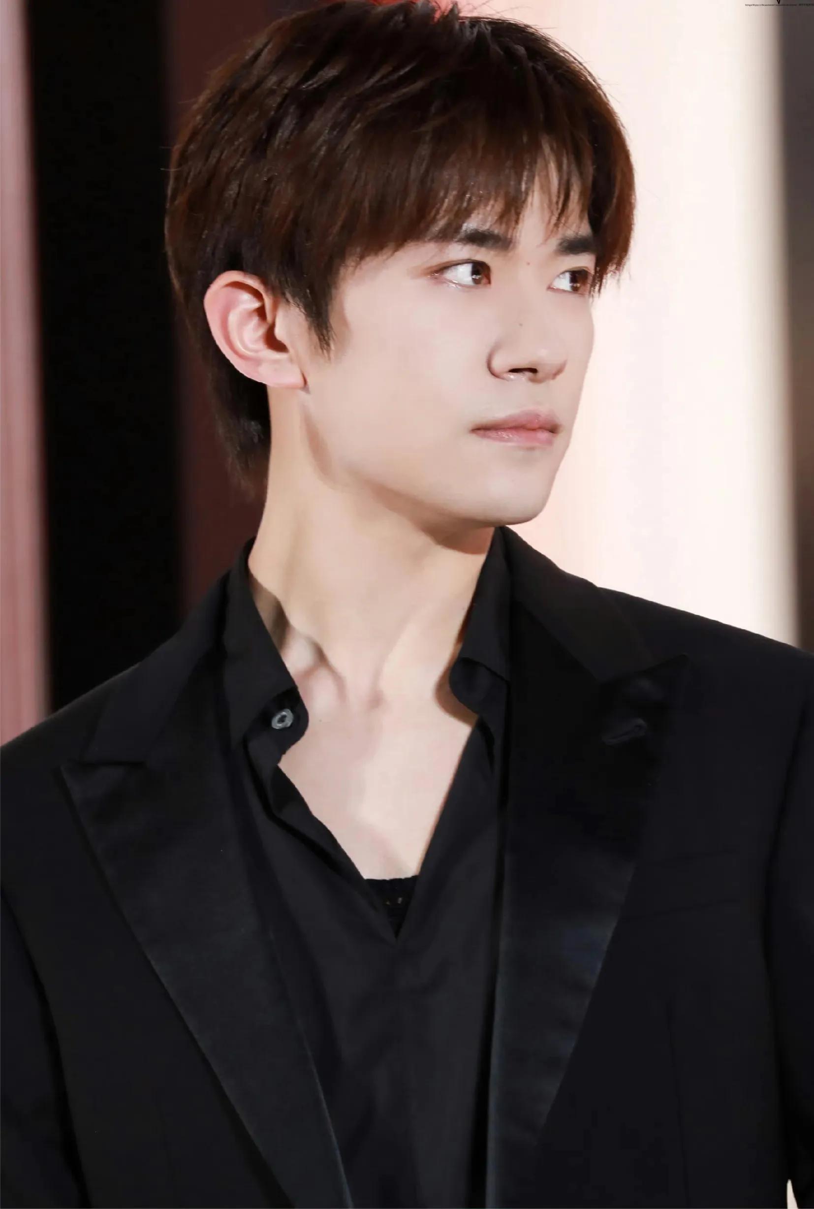 易烊千玺压轴出席阿玛尼活动,易烊千玺出席阿玛尼