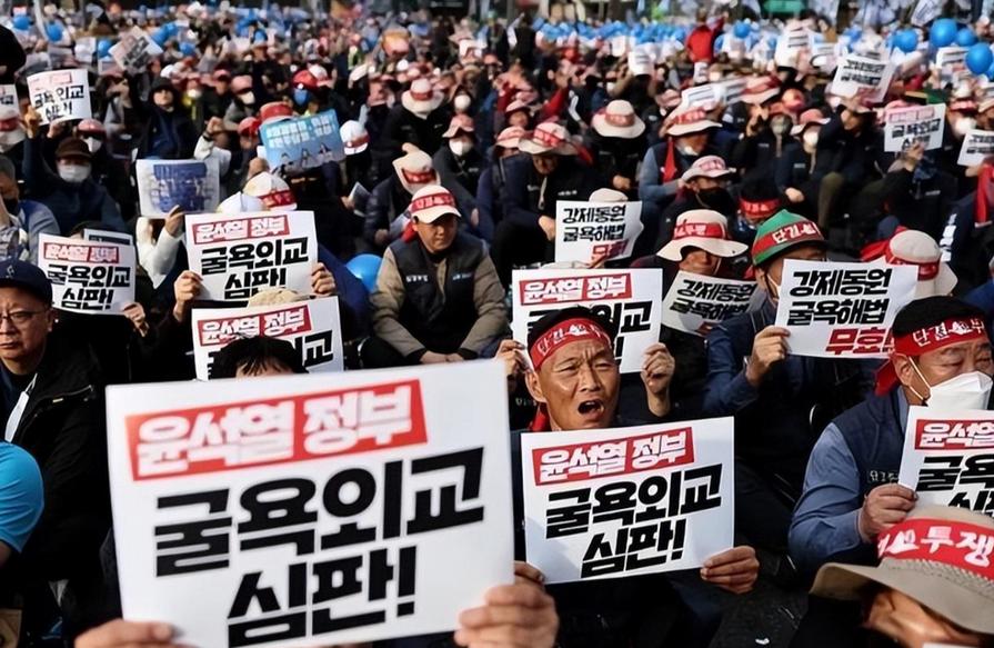 尹锡悦在美唱美国派，在日对膏药旗鞠躬，让韩国朝野玻璃心碎一地